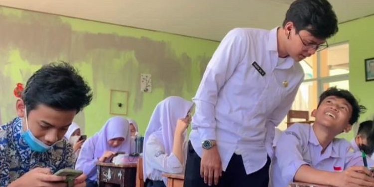 Foto Husein bersama murid-muridnya di SMPN 2 Pangandaran. (f. IG @husein_ar)