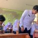 Foto Husein bersama murid-muridnya di SMPN 2 Pangandaran. (f. IG @husein_ar)