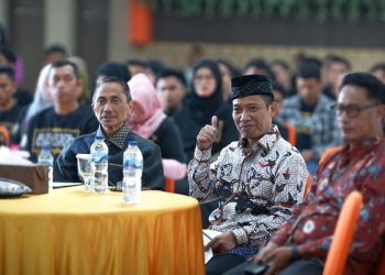 Nelson Pomalingo dan El Nino M Husain Mohi nampak serasi di kala bertemu saat acara Minat Sastra yang diselenggarakan oleh Kantor Pusat Bahasa di Gorontalo, Rabu (24/5/2023).