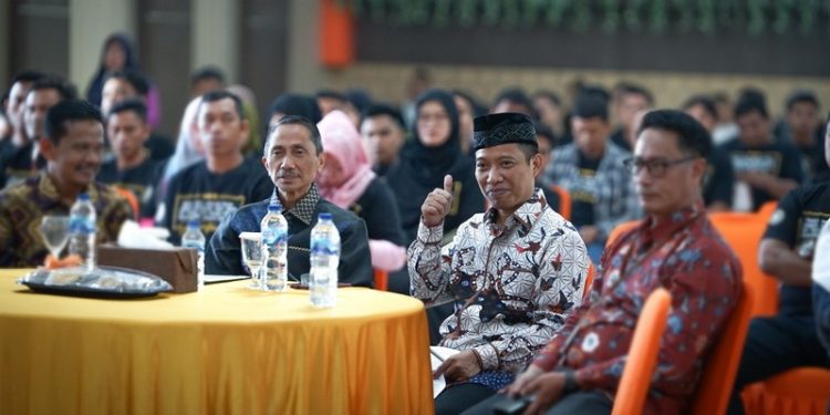 Nelson Pomalingo dan El Nino M Husain Mohi nampak serasi di kala bertemu saat acara Minat Sastra yang diselenggarakan oleh Kantor Pusat Bahasa di Gorontalo, Rabu (24/5/2023).