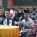 Nelson Pomalingo dan El Nino M Husain Mohi nampak serasi di kala bertemu saat acara Minat Sastra yang diselenggarakan oleh Kantor Pusat Bahasa di Gorontalo, Rabu (24/5/2023).