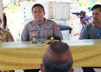 Kapolres AKBP Andik Gunawan saat menggelar program Jumat Curhat, di Desa Jemer, Kecamatan Tomilito, Kabupaten Gorontalo Utara, Jumat (26/5/2023).