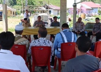 Kapolres Gorontalo Utara, AKBP Andik Gunawan saat menggelar program Jumat Curhat baru-baru ini, di Desa Jemer, Kecamatan Tomilito, Kabupaten Gorontalo Utara.