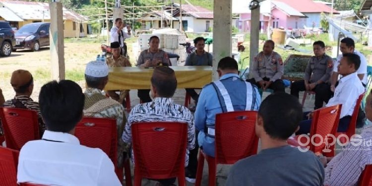 Kapolres Gorontalo Utara, AKBP Andik Gunawan saat menggelar program Jumat Curhat baru-baru ini, di Desa Jemer, Kecamatan Tomilito, Kabupaten Gorontalo Utara.