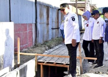 Wali Kota Gorontalo, Marten Taha saat melaksanakan peninjauan pengerjaan proyek dana PEN, Rabu (31/5/2023). (Foto: Humas)