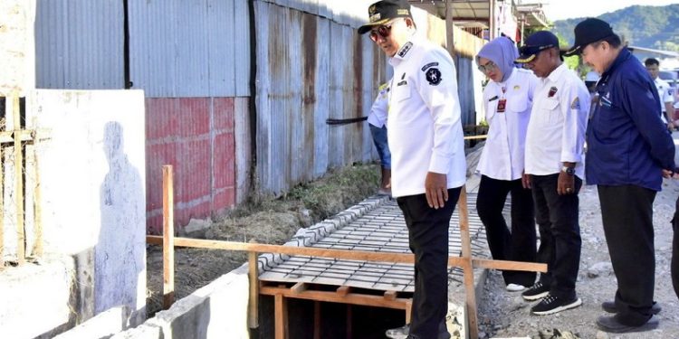 Wali Kota Gorontalo, Marten Taha saat melaksanakan peninjauan pengerjaan proyek dana PEN, Rabu (31/5/2023). (Foto: Humas)