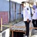 Wali Kota Gorontalo, Marten Taha saat melaksanakan peninjauan pengerjaan proyek dana PEN, Rabu (31/5/2023). (Foto: Humas)