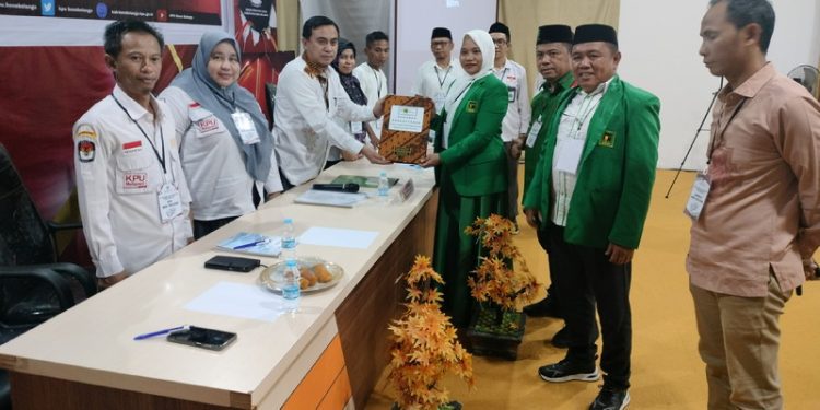 Partai Persatuan Pembangunan (PPP) Kabupaten Bone Bolango menjadi pendaftaran pertama untuk pencalonan anggota DPRD Bone Bolango di Kantor KPU Bone Bolango, Kamis (11/5/2023). (Foto: Putra/Gopos)
