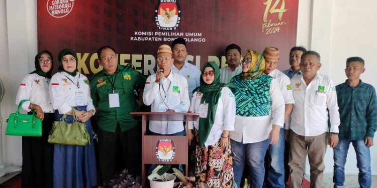 PBB Bone Bolango saat melaksanakan pendaftaran Bacalon anggota DPRD di KPU Bone Bolango, Ahad (14/5/2023).