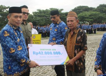 Penjagub Gorontalo, Ismail Pakaya didampingi Kepala BPJS Ketenagakerjaan Cabang Gorontalo, Arif Budiman saat menyerahkan santunan Jaminan Kematian (JKM) dari BPJS Ketenagakerjaan Cabang Gorontalo kepada ahli waris Almarhumah Hilen Pako yang merupakan anggota Korpri Provinsi Gorontalo, Rabu (17/5/2023). (Foto Istimewa)