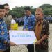 Penjagub Gorontalo, Ismail Pakaya didampingi Kepala BPJS Ketenagakerjaan Cabang Gorontalo, Arif Budiman saat menyerahkan santunan Jaminan Kematian (JKM) dari BPJS Ketenagakerjaan Cabang Gorontalo kepada ahli waris Almarhumah Hilen Pako yang merupakan anggota Korpri Provinsi Gorontalo, Rabu (17/5/2023). (Foto Istimewa)