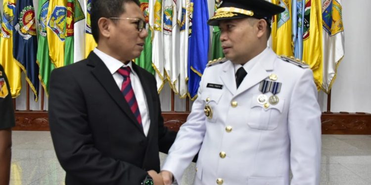 Penjagub Gorontalo Ismail Pakaya bersama Hamka Hendra Noer usai pelantikan di kantor Kemendagri, Jumat (12/5/2023). (f. Isam Humas Prov Gorontalo)