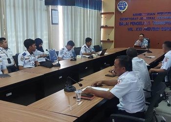 Kepala Jasa Raharja Gorontalo, Kemal Karman Kamaluddin saat menjadi narasumber pada kegiatan pembekalan teknis peserta penghargaan abdi yasa dan penghargaan wahana adhigana perusahaan angkutan umum tingkat Provinsi Gorontalo tahun 2023. Kamis (25/5/2023). Foto: Humas