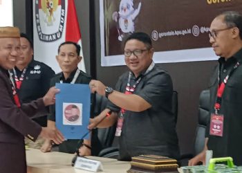 Jasin Dilo menyerahkan berkas pencalonan sebagai bakal calon anggota DPD RI kepada Ketua KPU Provinsi Gorontalo, Rabu (1/5/2023).