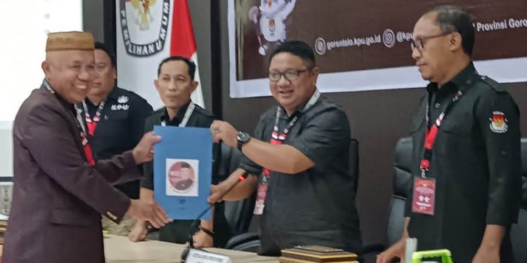 Jasin Dilo menyerahkan berkas pencalonan sebagai bakal calon anggota DPD RI kepada Ketua KPU Provinsi Gorontalo, Rabu (1/5/2023).