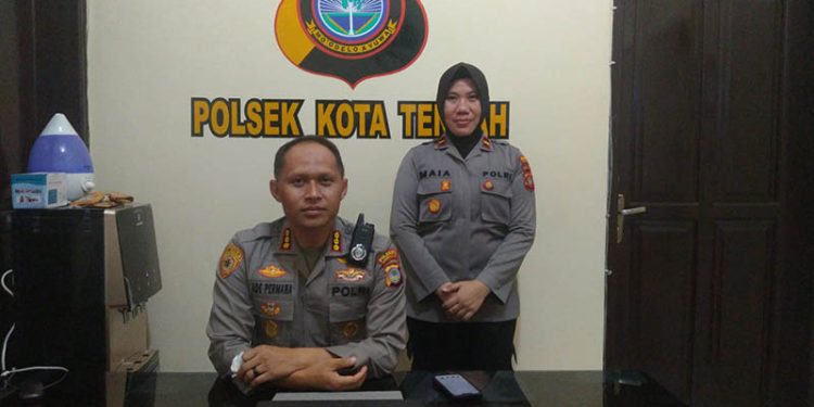 Kapolresta Gorontalo Kota, Kombes Pol Dr. Ade Permana, S.I.K., M.H didampingi Kapolsek Kota Tengah, Ipda Sri Maystuti Usmah, S.H. memberikan keterangan kepada wartawan terkait laporan anak usia 6 tahun yang hilang.