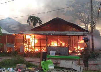 Kebakaran yang melanda sebuah rumah makan di Desa Moutong, Kecamatan Tilongkabila, Bone Bolango, Senin (15/5/2023).