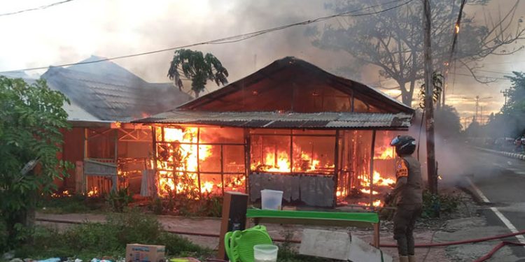 Kebakaran yang melanda sebuah rumah makan di Desa Moutong, Kecamatan Tilongkabila, Bone Bolango, Senin (15/5/2023).
