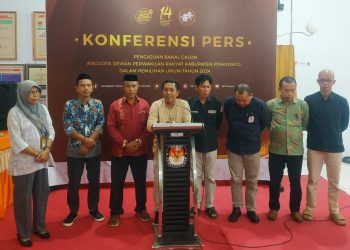 Ketua KPU Pohuwato Rinto W Ali saat memberi keterangan pers soal absennya tiga parpol di Pohuwato, Senin dini hari (15/5/2023)