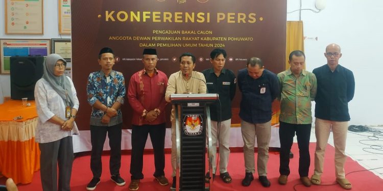 Ketua KPU Pohuwato Rinto W Ali saat memberi keterangan pers soal absennya tiga parpol di Pohuwato, Senin dini hari (15/5/2023)