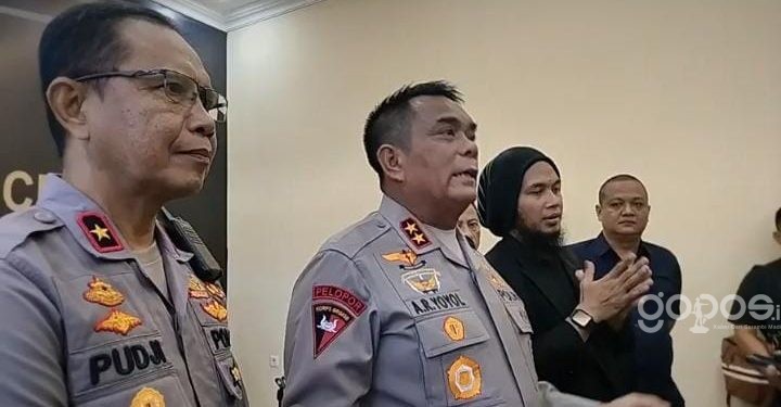 Kapolda Gorontalo Irjen Pol Irjen Pol Angesta Romano Yoyol didampingi Wakapolda Brigjen Pol Pudji Prasetijanto Hadi saat memberikan keterangan pers kasus narkoba, Selasa (23/5/2023).