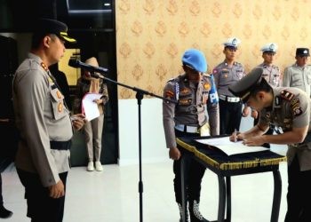 Kapolres Gorontalo AKBP Dadang Wijaya saat melantik Kasat Reskrim yang baru, Jumat (26/5/2023).