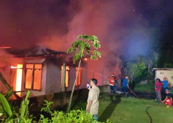 Satu rumah dan bengkel mobil terbakar di Kelurahan Pantungo, Kecamatan Telaga, Kabupaten Gorontalo, Selasa (2/5/2023). (F. istimewa)