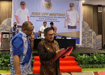 Wali Kota Gorontalo, Marten Taha, bersama Kepala Dinas PU Kota Gorontalo usai membuka kick off meeting Dana Kelurahan 2023