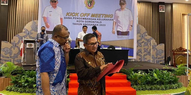 Wali Kota Gorontalo, Marten Taha, bersama Kepala Dinas PU Kota Gorontalo usai membuka kick off meeting Dana Kelurahan 2023