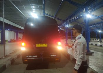 Inilah mobil DN 7934 AU saat diperiksa Satuan Pelaksana Terminal Tipe A Dungingi sebelum berangkat menuju Palu, Sulawesi Tengah kemudian mengalami kecelakaan di jalan Trans Sulawesi Kecamatan Mananggu, Boalemo. (F. dokumentasi Satpel Terminal Tipe A Dungingi)