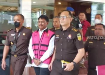 Menkominfo Johnny G Plate resmi jadi tersangka dan ditahan terkait kasus dugaan korupsi proyek BTS Kominfo, Rabu (17/5/2023). (Suara.com/Yasir)