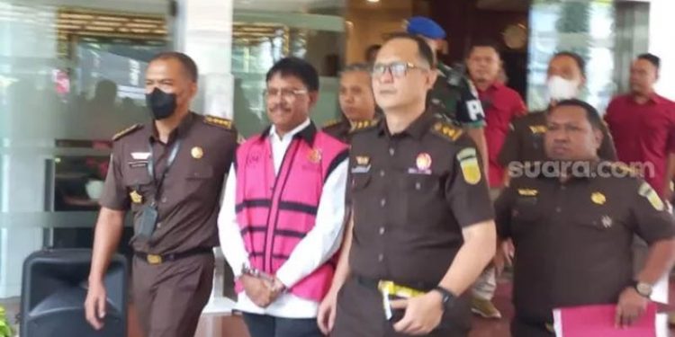 Menkominfo Johnny G Plate resmi jadi tersangka dan ditahan terkait kasus dugaan korupsi proyek BTS Kominfo, Rabu (17/5/2023). (Suara.com/Yasir)