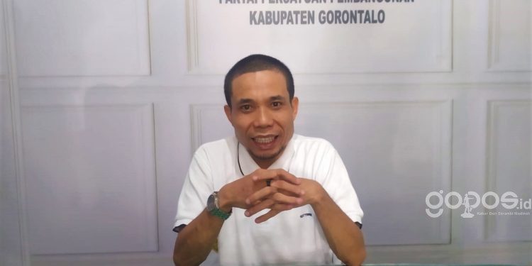 Meys Kiraman saat memberi keterangan pers soal pencopotan dirinya dari Sekretaris DPC PPP Kabupaten Gorontalo, Kamis (25/5/2023).