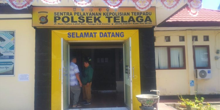 Suasana Polsek Telaga saat pemeriksaan kasus pemerkosaan seorang nenek di Kecamatan Telaga, Kabupaten Gorontalo, Senin (15/5/2023). (F. Abin/gopos)