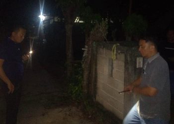 Kapolres Gorontalo, AKBP Dadang Wijaya (ketiga dari kiri) turut datang langsung ke lokasi tertembaknya FI alias Nining oleh peluru nyasar dari sebuah senapan angin.(abin/gopos)