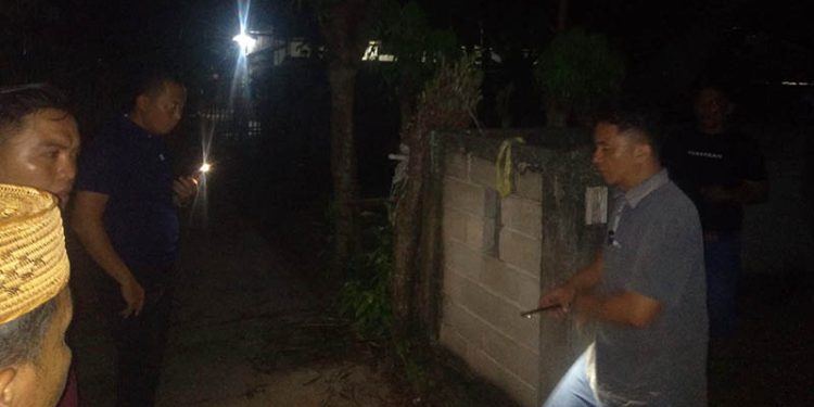 Kapolres Gorontalo, AKBP Dadang Wijaya (ketiga dari kiri) turut datang langsung ke lokasi tertembaknya FI alias Nining oleh peluru nyasar dari sebuah senapan angin.(abin/gopos)