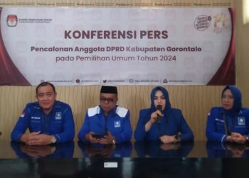 Ketua DPD PAN Kabupaten Gorontalo Ningsih Nurhamidin saat memberikan keterangan pers usai mendaftarkan Bacaleg di KPU Kabupaten Gorontalo, Jumat (12/5/2023).