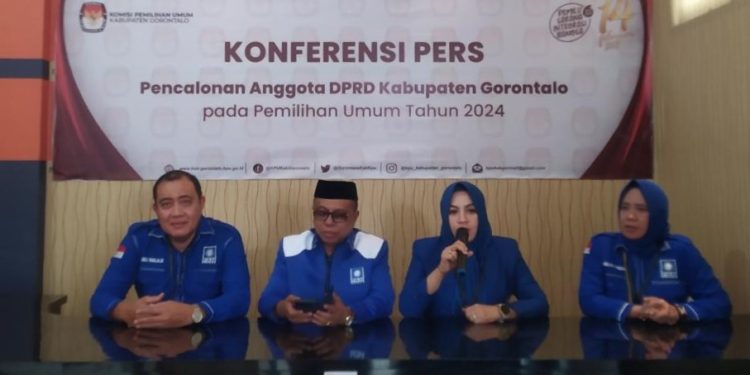 Ketua DPD PAN Kabupaten Gorontalo Ningsih Nurhamidin saat memberikan keterangan pers usai mendaftarkan Bacaleg di KPU Kabupaten Gorontalo, Jumat (12/5/2023).