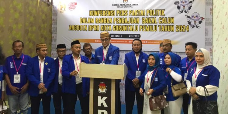 Ketua DPD PAN Kota Gorontalo Ramdan Datau melakukan konfrensi pers setelah pendaftaran Bacaleg di KPU,  Jumat (12/5/2023)