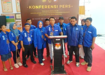 Ketua POK PAN Pohuwato Sonni Samoe saat memberikan orasi di KPU Pohuwato, Jumat (12/5/2023).