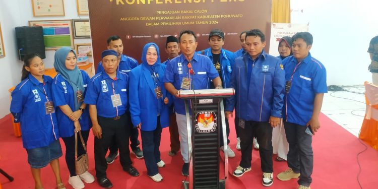 Ketua POK PAN Pohuwato Sonni Samoe saat memberikan orasi di KPU Pohuwato, Jumat (12/5/2023).