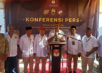 Ketua Bappilu Gerindra Pohuwato, Hamdi Alamri, menyampaikan keterangan pers usai menyerahkan daftar bacaleg DPRD Pohuwato ke KPU Pohuwato, Sabtu (13/5/2023).(yusuf/gopos)