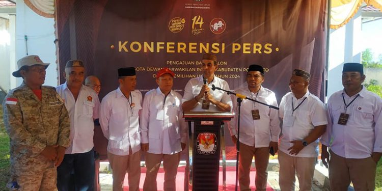 Ketua Bappilu Gerindra Pohuwato, Hamdi Alamri, menyampaikan keterangan pers usai menyerahkan daftar bacaleg DPRD Pohuwato ke KPU Pohuwato, Sabtu (13/5/2023).(yusuf/gopos)