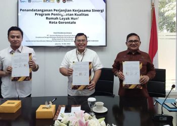Penandatanganan kerja sama peningkatan kualitas rumah layak huni oleh PT SMF, Direktorat PKP, dan Pemkot Gorontalo. (Pemkot Gorontalo)