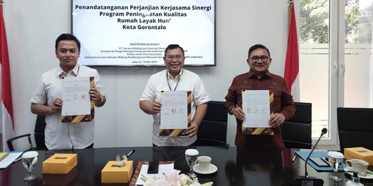 Penandatanganan kerja sama peningkatan kualitas rumah layak huni oleh PT SMF, Direktorat PKP, dan Pemkot Gorontalo. (Pemkot Gorontalo)