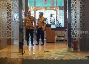 Suasana di Tempat Kejadian Perkara (TKP) usai terjadinya penembakan di Kantor Majelis Ulama Indonesia (MUI) Pusat, Jakarta, Selasa (2/5/2023). [Suara.com/Alfian Winanto]