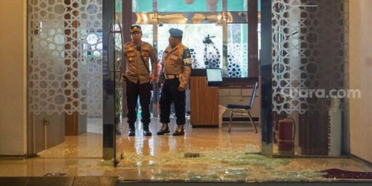 Suasana di Tempat Kejadian Perkara (TKP) usai terjadinya penembakan di Kantor Majelis Ulama Indonesia (MUI) Pusat, Jakarta, Selasa (2/5/2023). [Suara.com/Alfian Winanto]
