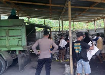 Pengangkutan material batu hitam dari penampungan yang ada di Desa Tolangobula, Kecamatan Suwawa Timur, Bone Bolango