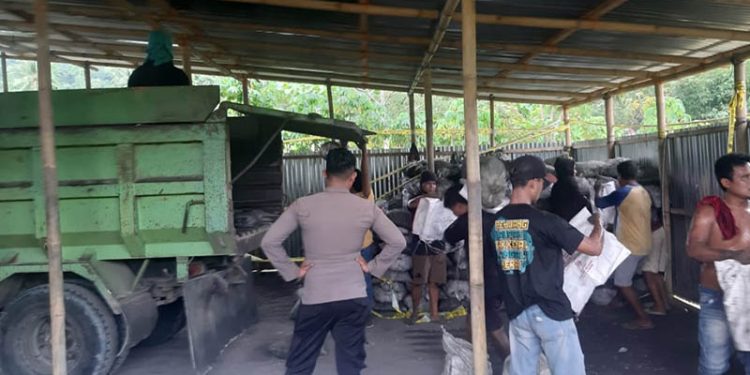 Pengangkutan material batu hitam dari penampungan yang ada di Desa Tolangobula, Kecamatan Suwawa Timur, Bone Bolango
