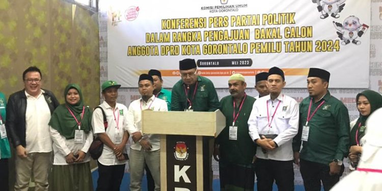 Partai kesatuan bangsa melakukan konferensi pers di kpu kota gorontalo pada (sabtu/13/05/2023)